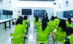 互聯(lián)網(wǎng)+形象設(shè)計(jì)專業(yè)美發(fā)課程開課 毛老師現(xiàn)場傳授技藝