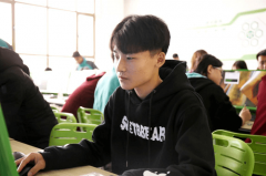 微笑擁抱每一天，用勤奮實現夢想！