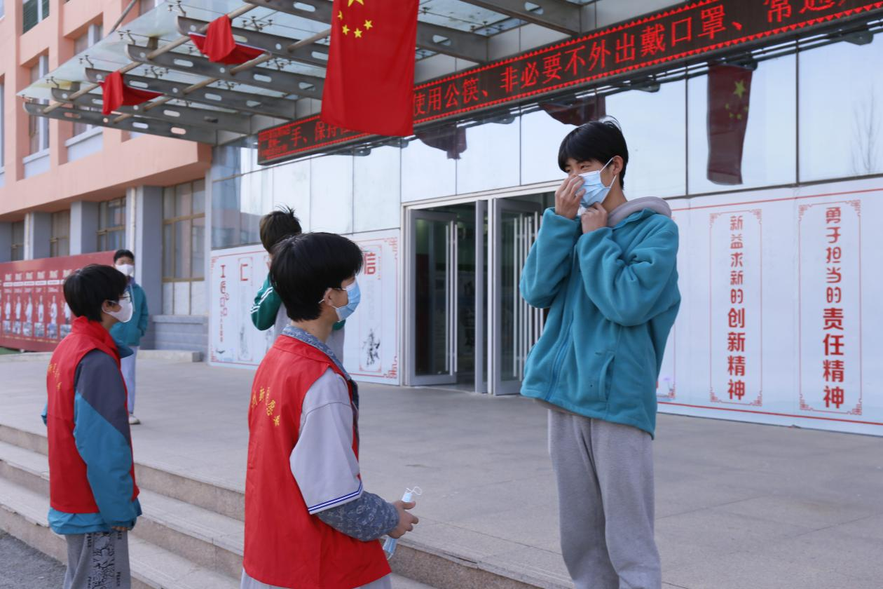 蘭州新華防疫進(jìn)行時(shí) 做好消殺迎開學(xué)