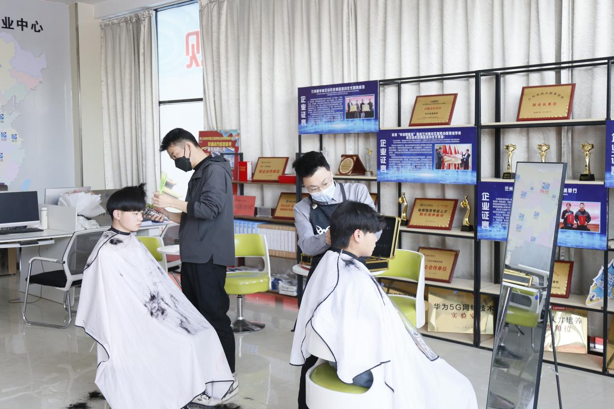 理發師進校園，解決學生“頭”等大事