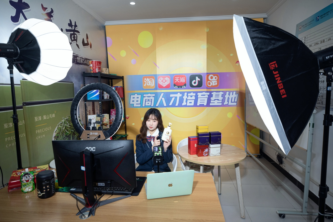 全媒體數智化流量時代-新華這個專業的學生成為企業香餑餑
