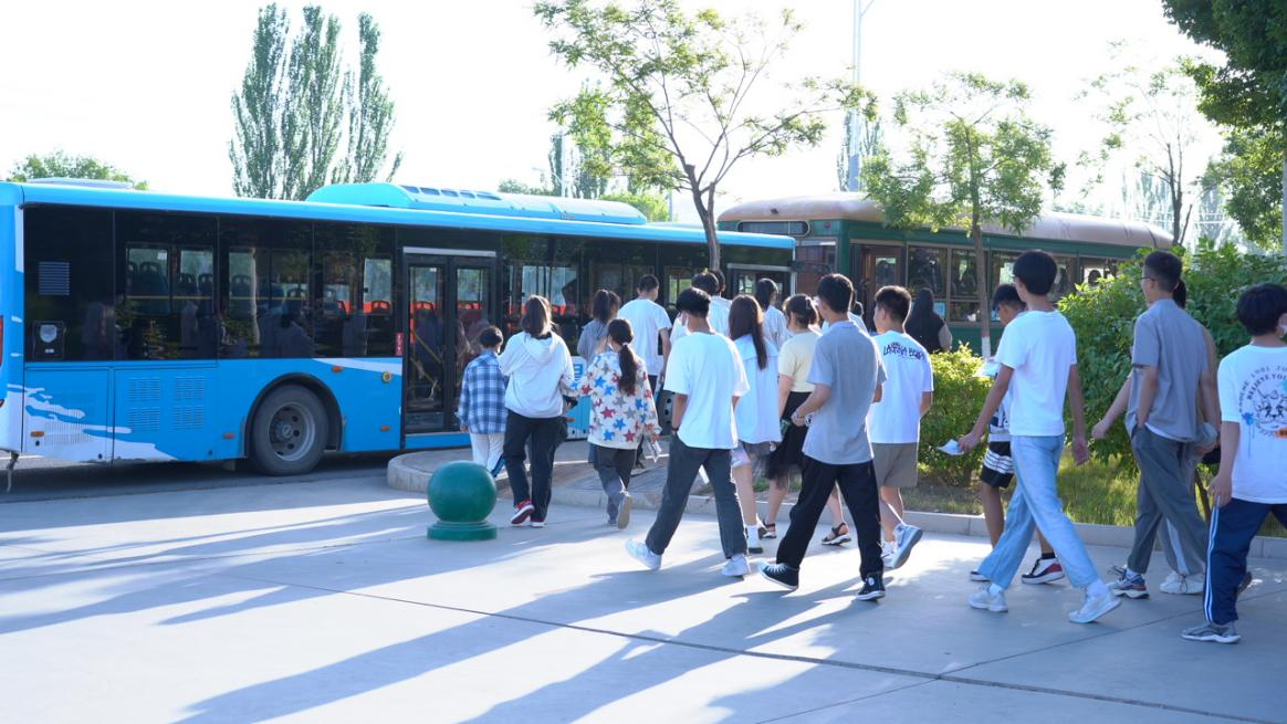 齊心協力 護航學考 蘭州新華組織高中學業水平考試送考工作