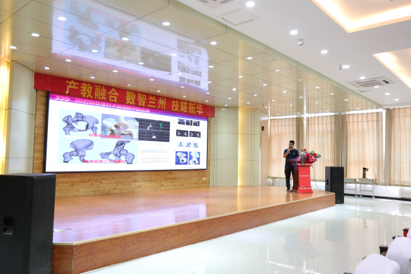 3D打印大咖走進(jìn)新華  為新生講授新知識(shí) 新技能